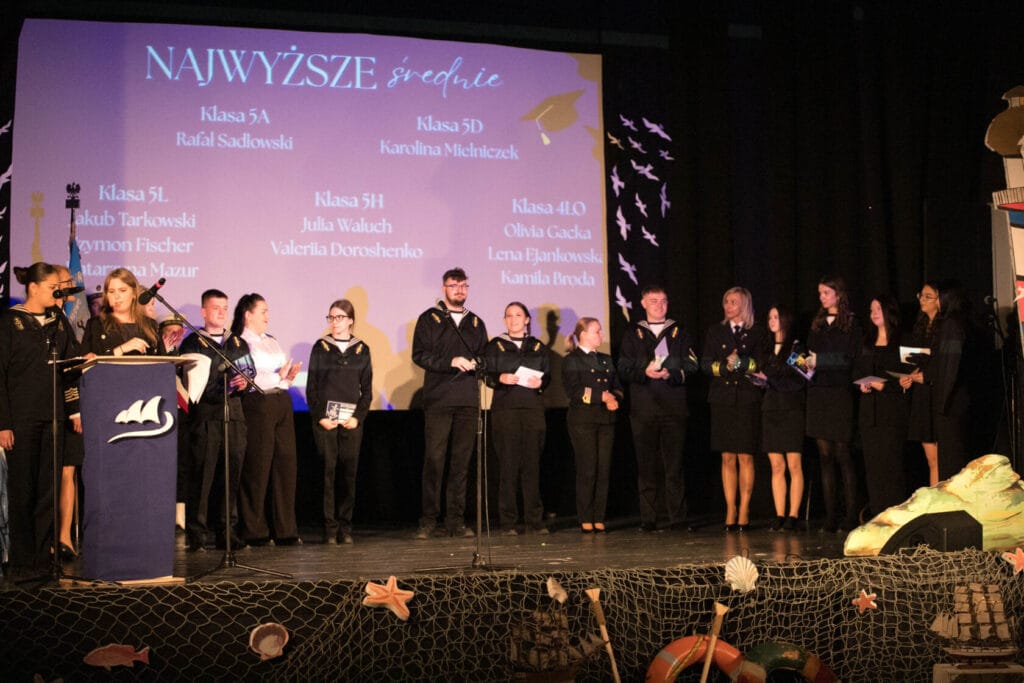 Uczniowie otrzymują nagrody na szkolnej scenie