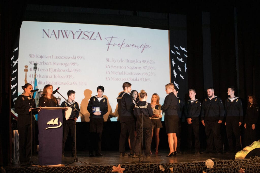 Uczniowie na scenie podczas ceremonii wręczenia nagród