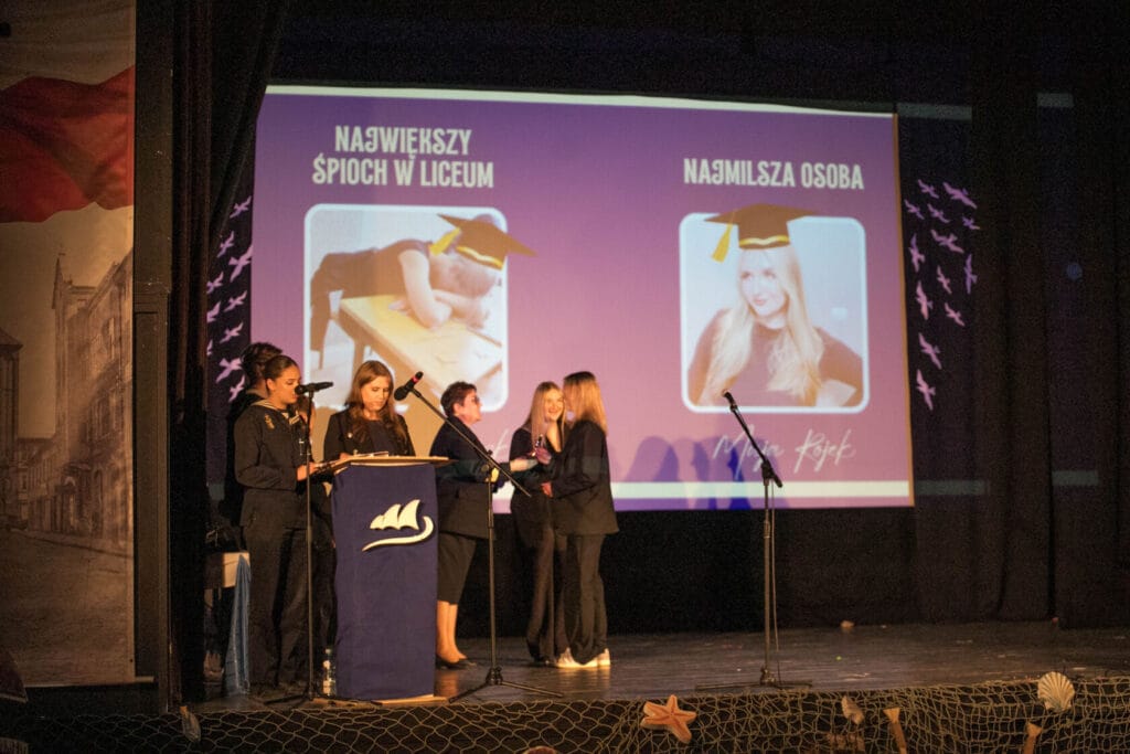 Prezentacja nagród szkolnych z uczniami i multimediami