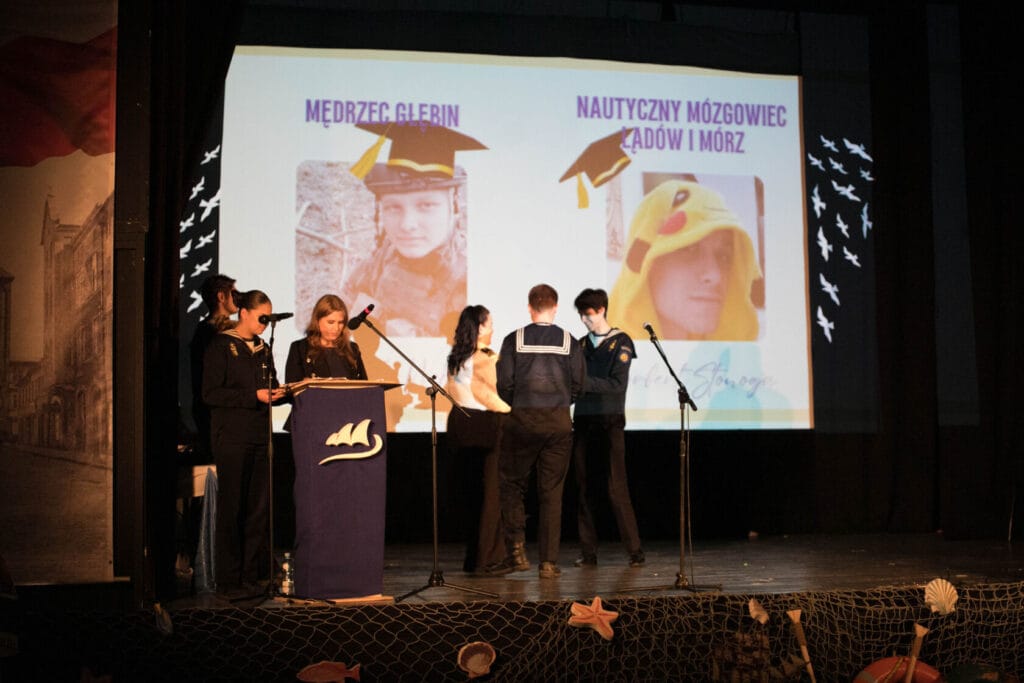 Młodzież prezentuje projekt na scenie szkolnej