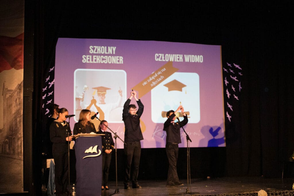 Uczniowie prezentują przedstawienie szkolne na scenie