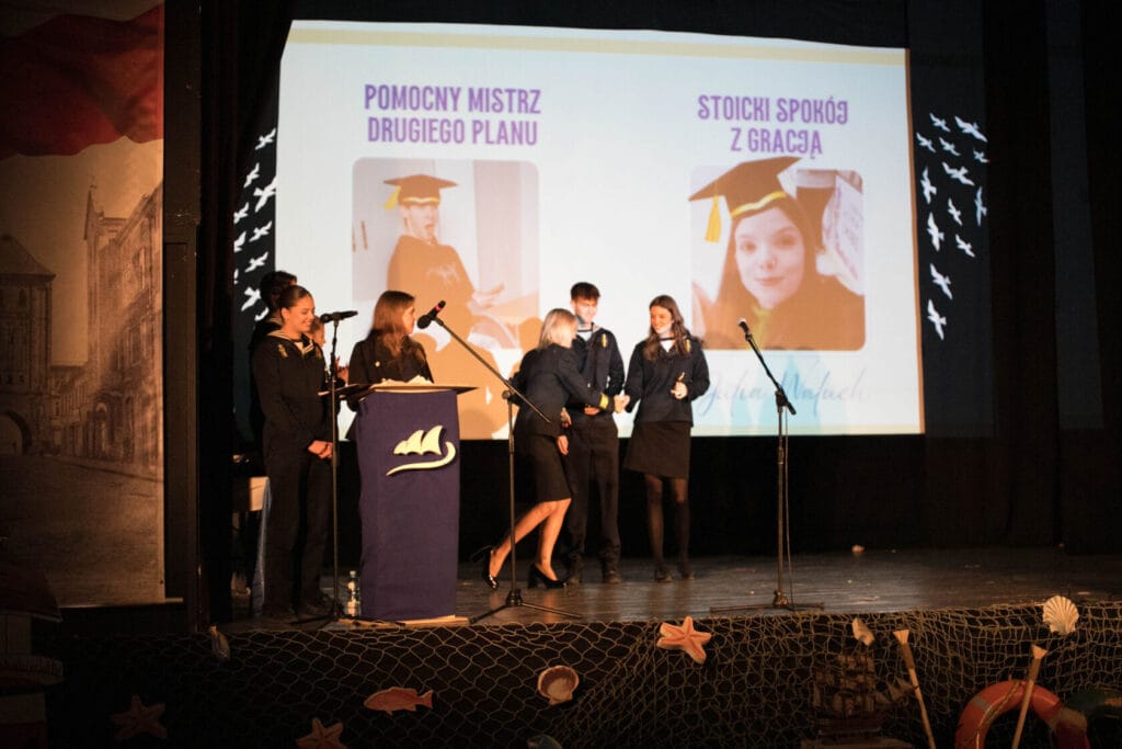 Uczniowie prezentują na scenie podczas szkolnej akademii