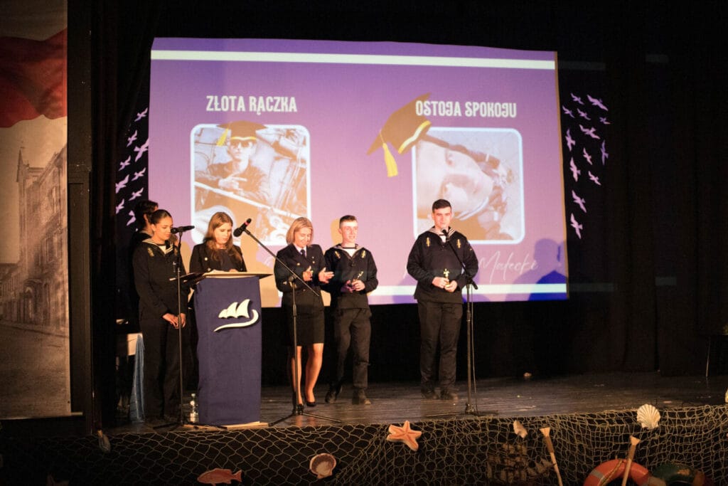 Grupa ludzi na scenie podczas ceremonii nagród