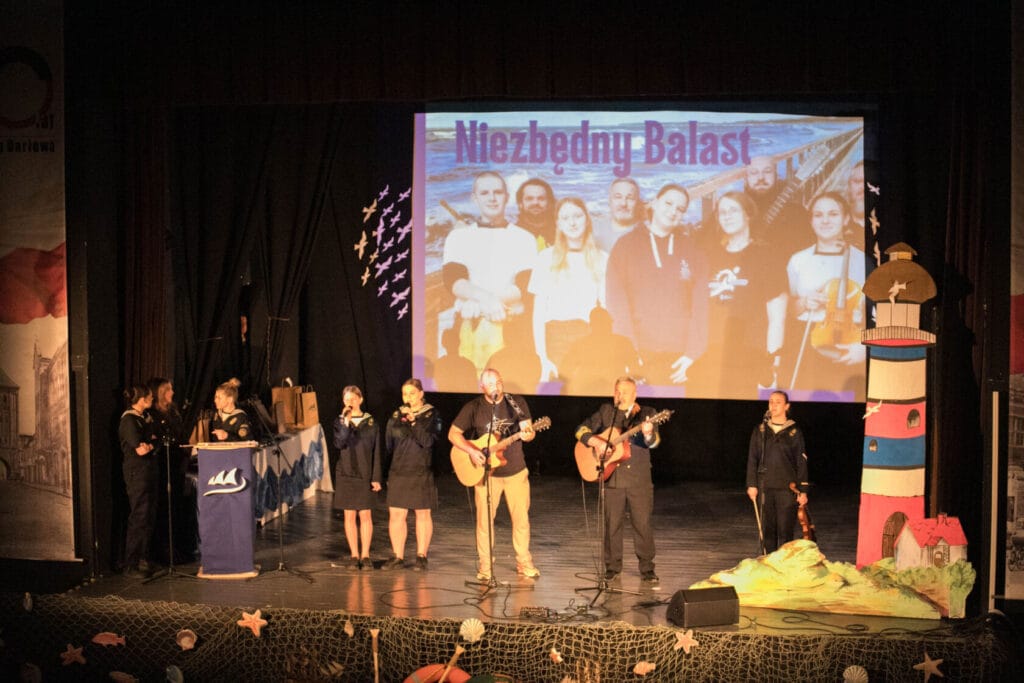 Scena z występem muzycznym i prezentacją na konferencji