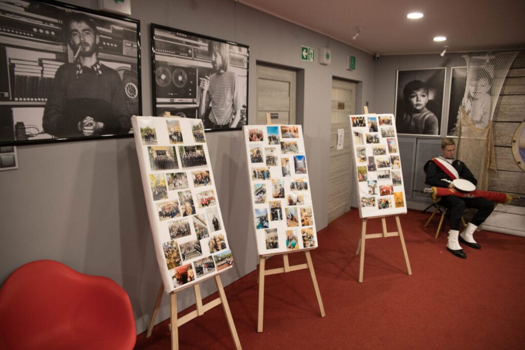 Galeria zdjęć i osoba w stroju muzycznym w pomieszczeniu