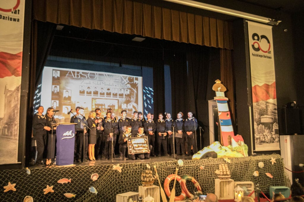 Ceremonia wręczenia nagród morskich z dekoracjami nautycznymi