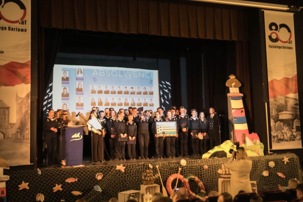 Absolwenci szkoły morskiej na scenie podczas ceremonii