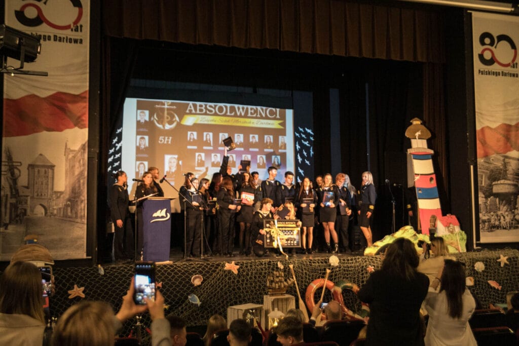 Ceremonia zakończenia roku szkolnego z uczniami na scenie