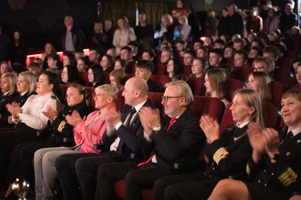 Widownia klaskająca w kinie podczas wydarzenia