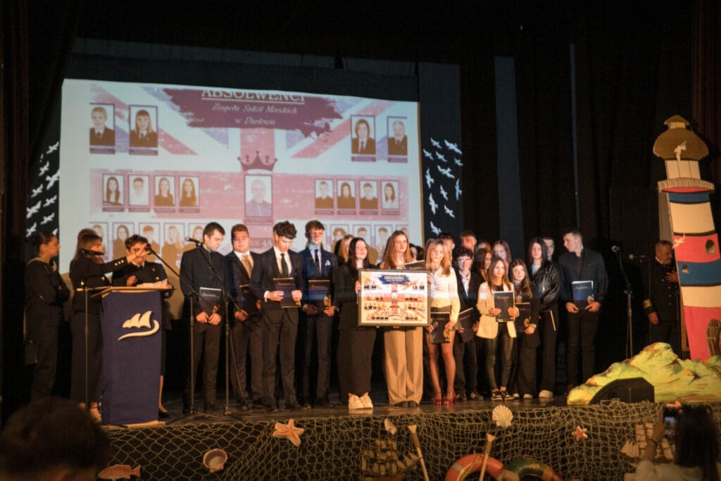 Uczniowie podczas ceremonii zakończenia roku szkolnego