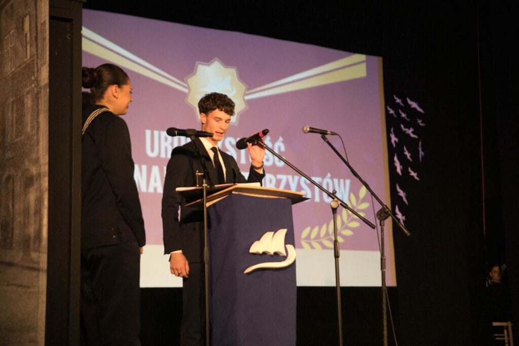 Młodzi ludzie przemawiają na scenie podczas ceremonii