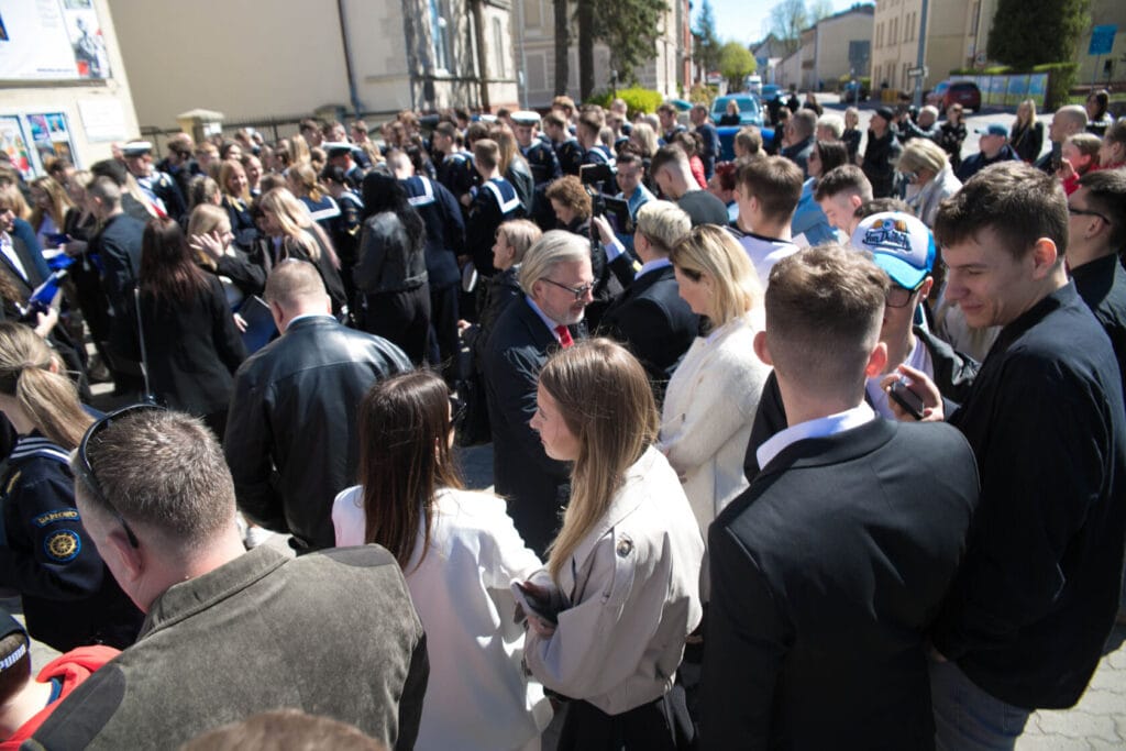 Tłum ludzi ubranych elegancko na zewnątrz w dzień