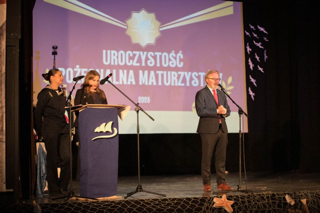 Uroczystość szkolna maturzystów na scenie, 2025