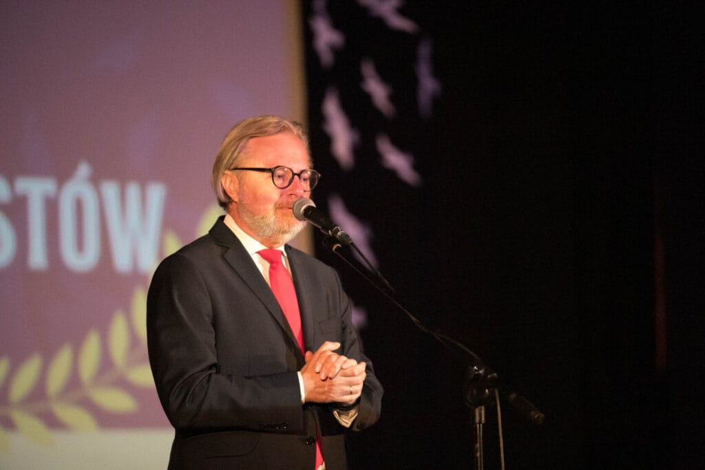 Mężczyzna wygłasza przemówienie na konferencji