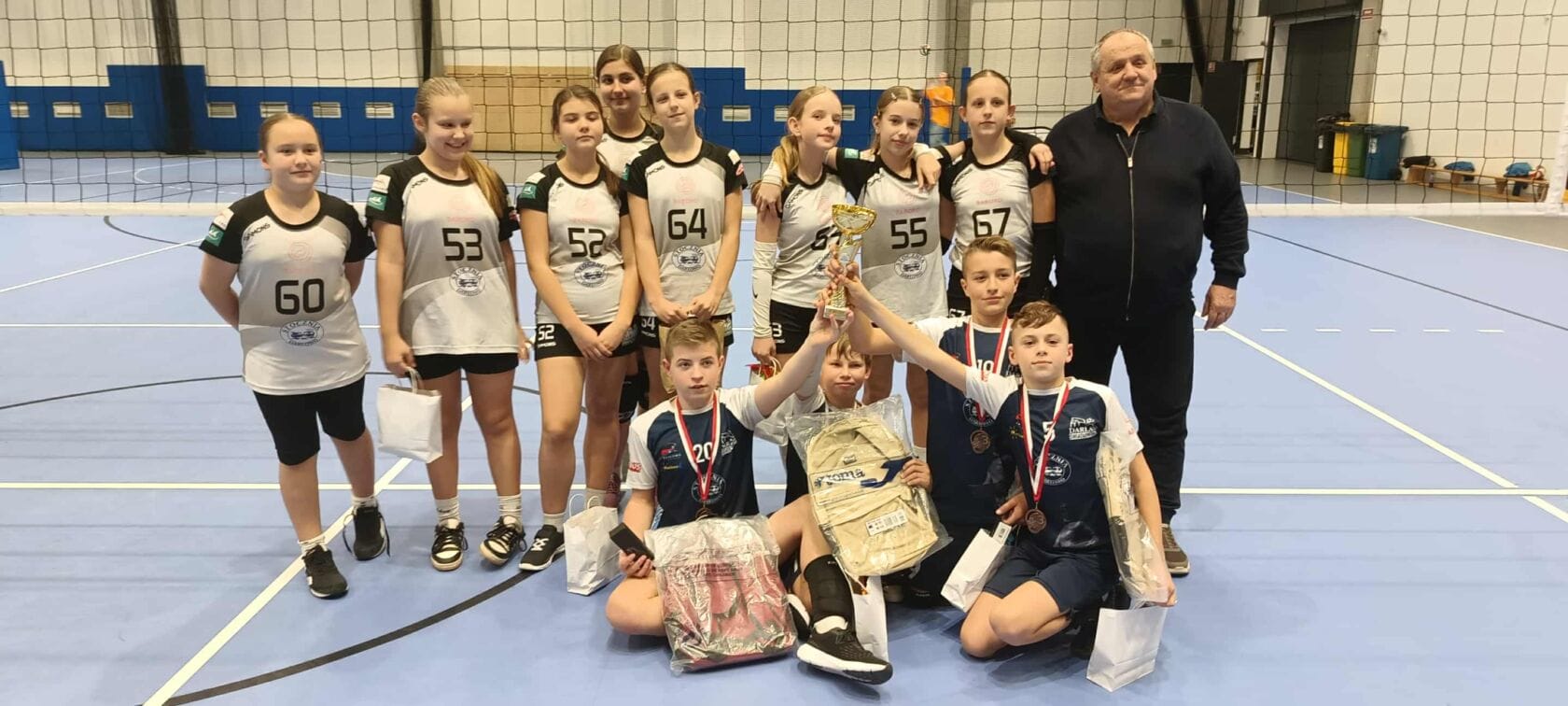 Młodzi siatkarze i siatkarki KS Stocznia Darłowo walczyli w weekendowych turniejach