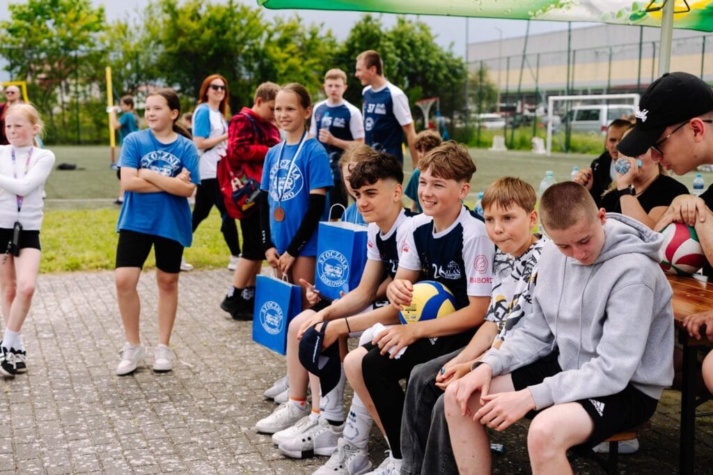 Młodzież czekająca na rozpoczęcie zawodów sportowych