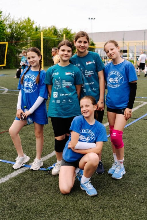 Młode zawodniczki w strojach sportowych na boisku