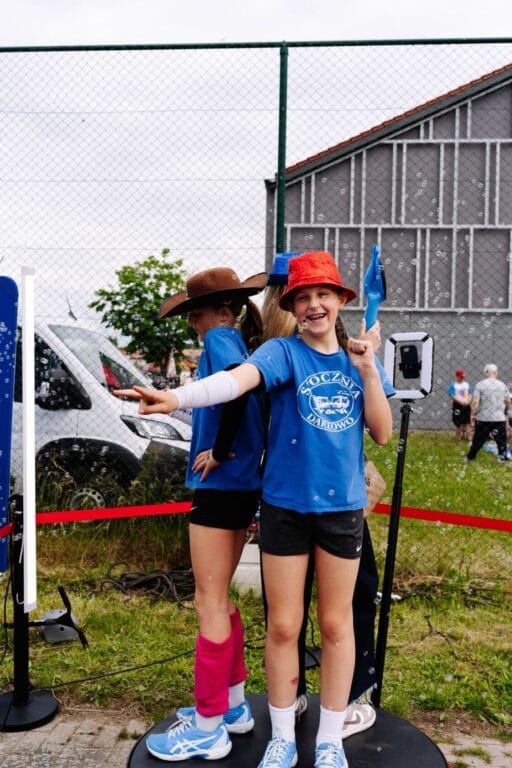 Dziewczyny w kolorowych kapeluszach na zewnątrznym evencie
