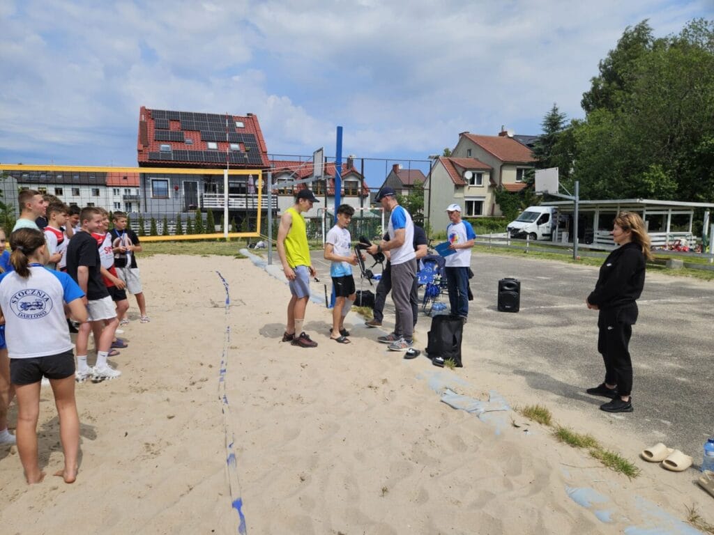 Młodzi ludzie na turnieju siatkówki plażowej