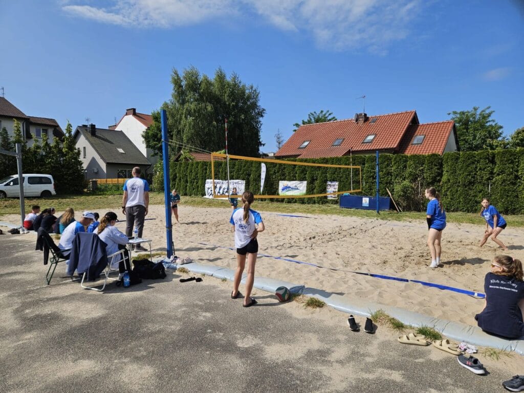 Mecz piłki siatkowej na plaży z widownią
