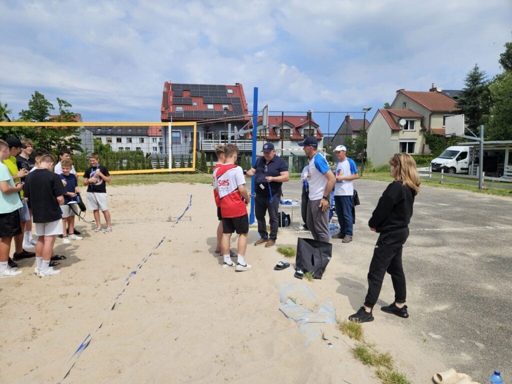 Młodzi ludzie uczestniczący w zajęciach sportowych na zewnątrz