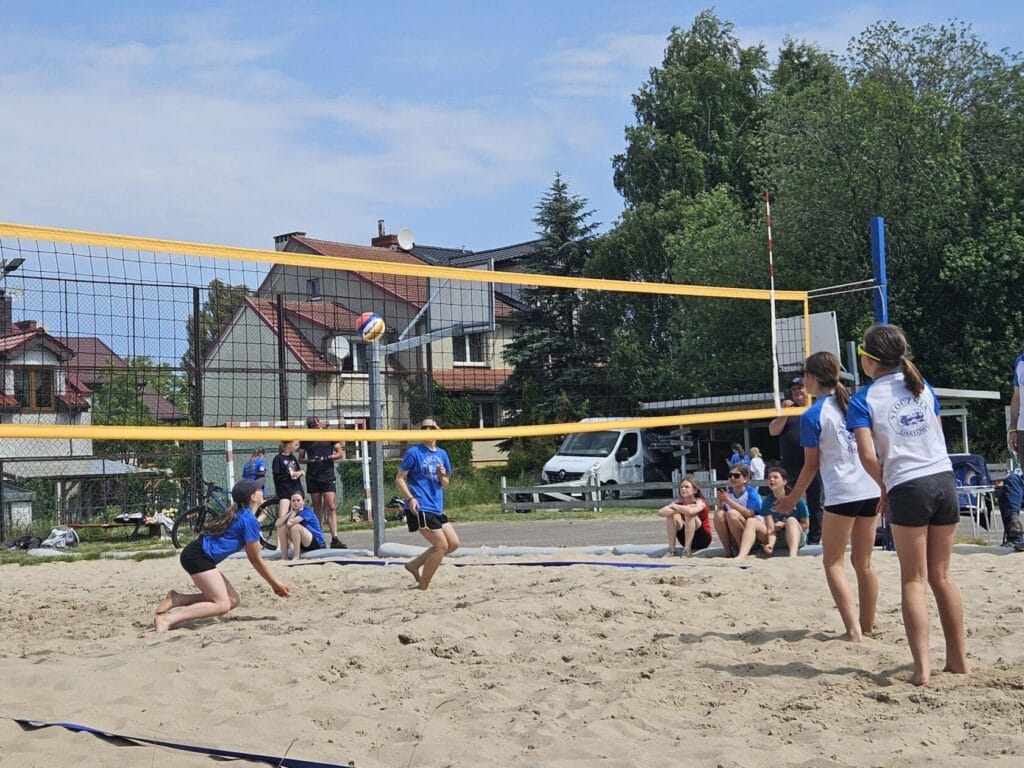 Kobiety grające w siatkówkę plażową na korcie