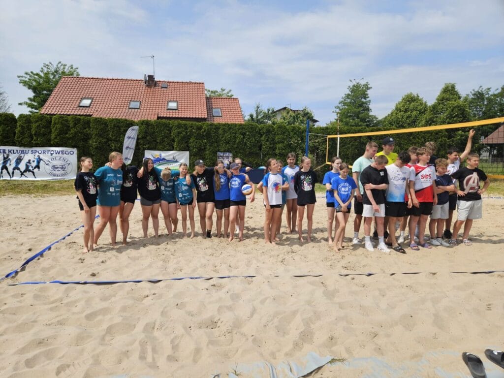 Grupa młodzieży na turnieju siatkówki plażowej