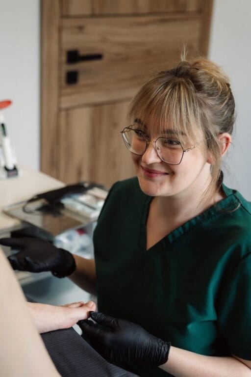 Kobieta lekarz bada pacjenta w gabinecie