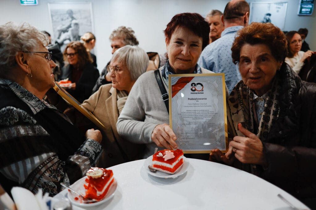 Starsze kobiety z certyfikatem na uroczystym spotkaniu